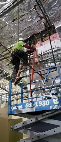 Scissor_Lift_Safety_Fail_-_Man_on_Ladder_on_Top_of_Top_Rail-Resize